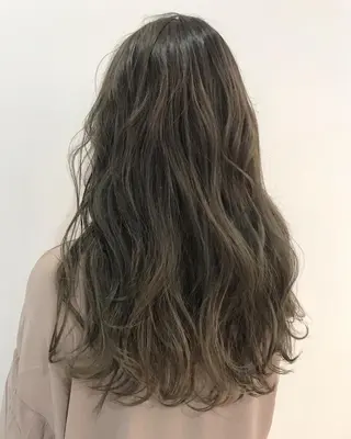 セミロング カラー ✨艶ブリーチカラー ✨四ノ宮裕己のヘアスタイル