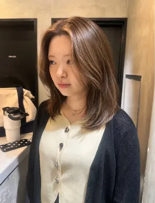 ミディアム カラー ヤマダ アオイのヘアスタイル