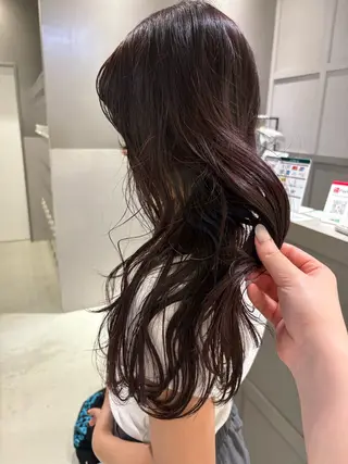 ロング カラー ヨシノ マナウのヘアスタイル