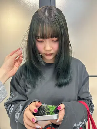 セミロング カラー AKO .のヘアスタイル