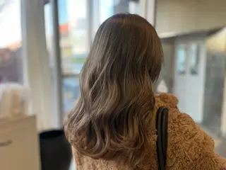 カラー アトリエファゴ Noaのヘアスタイル
