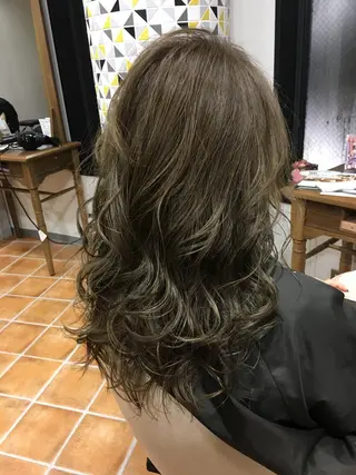 セミロング カラー パーマ CALMHAIR 五十實淳のヘアスタイル