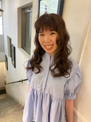 ロング レナ/レイヤーカット /艶感カラーのヘアスタイル