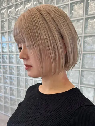 ミディアム ハイトーン💎 ホワイトベージュ坪谷のヘアスタイル