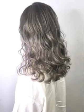 カラー 堤 麻衣子のヘアスタイル