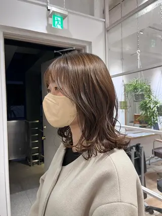 ミディアム ミルクティー× グレージュMOMOのヘアスタイル