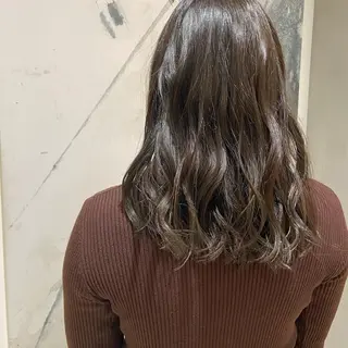ミディアム カラー カジュアルを女っぽく 𝗮𝘆𝗮𝗰𝗼のヘアスタイル
