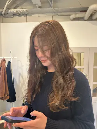 カラー ユイ コハルのヘアスタイル