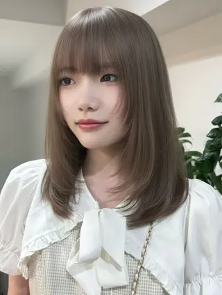 ミディアム カラー 失敗しないハイトーン ミルクティーベージュのヘアスタイル