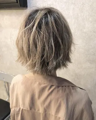 ショート カラー 顔周りレイヤーカット ブリーチminamiのヘアスタイル