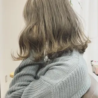 ミディアム カラー ネイル ハイトーンボブ 前田 表参道　グレージュのヘアスタイル