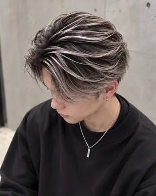ショート 🔷バレイヤージュ・ ハイライト飯野達也のヘアスタイル