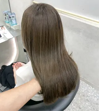 ミディアム 透明感オリーブ🫒/ ブリーチなしWカラーのヘアスタイル