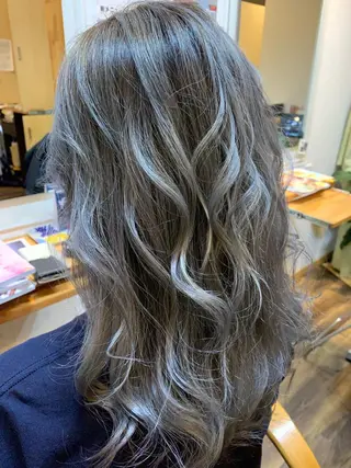 ロング カラー 石川 奈緒子のヘアスタイル
