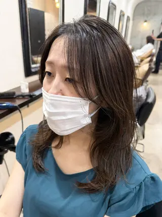 セミロング カラー 三條 朋香のヘアスタイル
