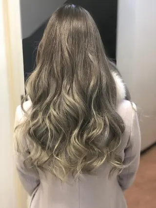 ロング カラー ヤナ マネージャーのヘアスタイル