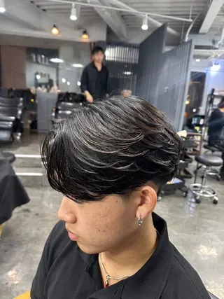 パーマ メンズ 梅田/センターパート 山下学偉のヘアスタイル