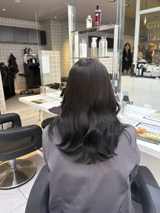 セミロング 寒色/ベージュヘア ブリーチありMiOのヘアスタイル