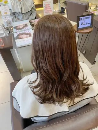 セミロング レイヤーカット✖️ 柔らかベージュカラーのヘアスタイル