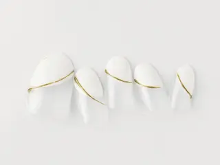 ショート Tiary🤍 Sachikaのネイルデザイン