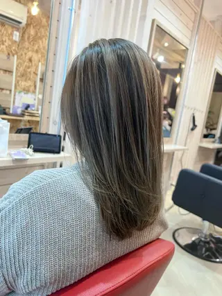 セミロング デザインカラー✨新倉 佑奈のヘアスタイル