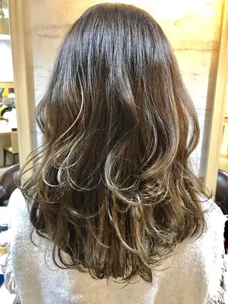 セミロング カラー レイヤーカット/ 根本瑠実のヘアスタイル