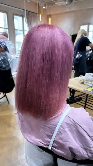セミロング カラー SAKI⭐️ブリーチ ・艶カラー⭐️のヘアスタイル