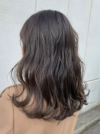 セミロング カラー 岡崎 浩大のヘアスタイル