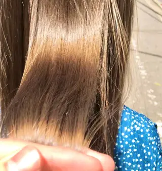 セミロング ミルクティーベージュ /ブリーチ/Wカラーのヘアスタイル
