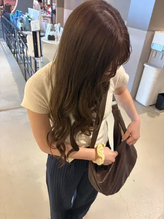 ロング カラー ヨシノ マナウのヘアスタイル