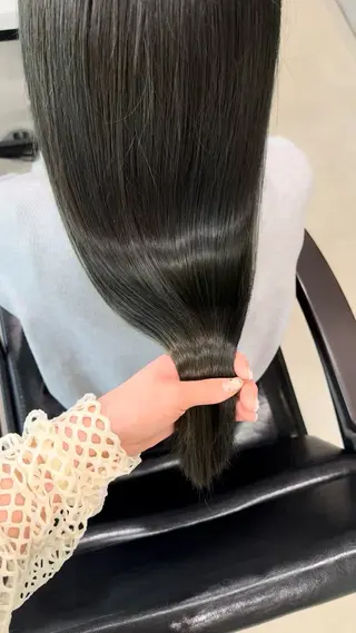 セミロング カラー Mikuレイヤー /高発色カラーのヘアスタイル