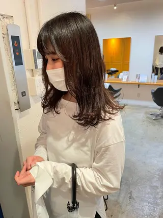 ミディアム MIOベージュカラー 柔らかいカラーのヘアスタイル