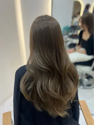 ロング カラー Zina aimiのヘアスタイル