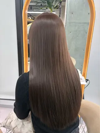 ロング tomoya 透明感のグレージュのヘアスタイル