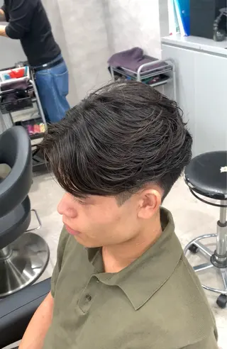 ミディアム パーマ ヘアアレンジ メンズ 🔥ニュアンス フェザー小林海斗🔥のヘアスタイル