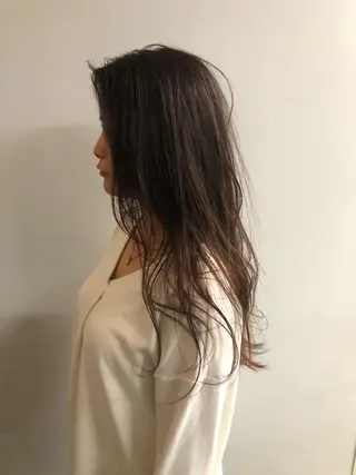 ロング 顔まわりレイヤー デザインカットのヘアスタイル