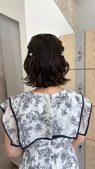 ミディアム ヘアアレンジ SAKINO ベージュカラーのヘアスタイル