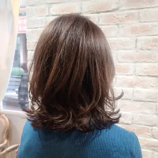 ミディアム 赤松 摩美のヘアスタイル