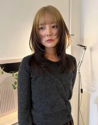 ミディアム カラー MIU/ルーツカラー 顔まわりレイヤーのヘアスタイル