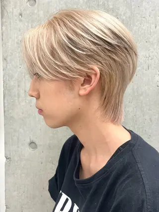 ショート ハイトーン💎 ホワイトベージュ坪谷のヘアスタイル