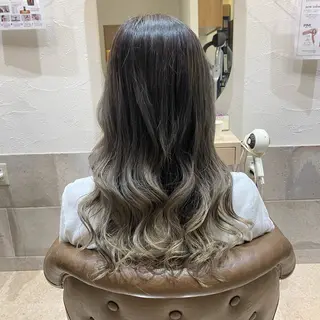 ロング カラー 辻出 綾弥のヘアスタイル