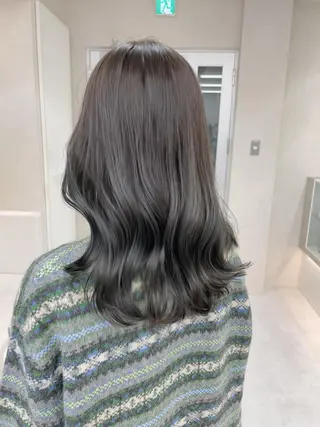 ミディアム 透明感オリーブ🫒/ ブリーチなしWカラーのヘアスタイル