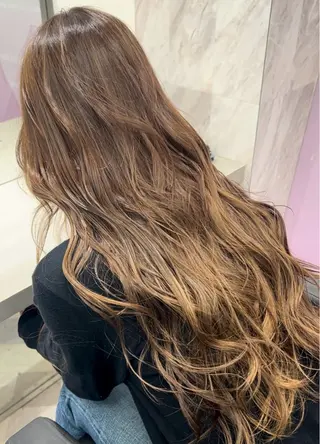 ロング カラー 艶ハイトーン🔆 ️️️安座間 希のヘアスタイル
