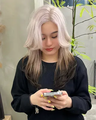 セミロング カラー イツク ⚡️ ルーツ/ハイトーンのヘアスタイル