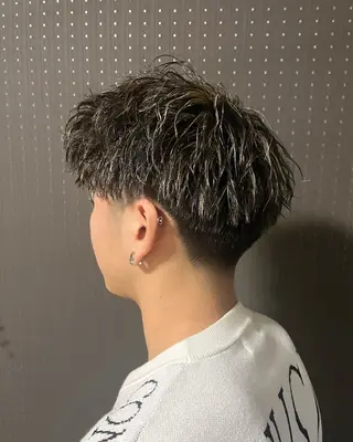 カラー メンズ 海瑠万／メンズパーマ ／ブリーチ／フェードのヘアスタイル