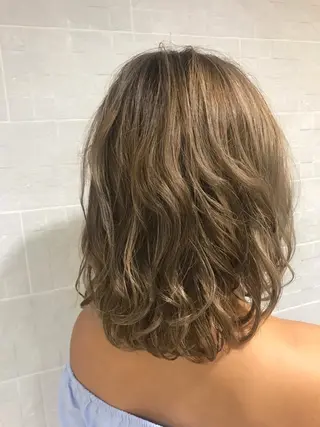 ミディアム カラー ブリーチ特化 梅田本多翔のヘアスタイル