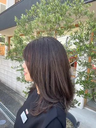 ロング momoka オリーブ/ベージュのヘアスタイル