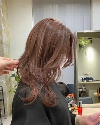 セミロング カラー SAKI⭐️ブリーチ ・艶カラー⭐️のヘアスタイル