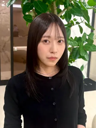 ミディアム 村岡 咲菜のヘアスタイル