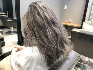 セミロング カラー 顔周りレイヤーカット ブリーチminamiのヘアスタイル